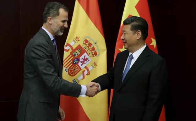 Felipe VI saluda al presidente de la Republica Popular China, Xi Jinping. 