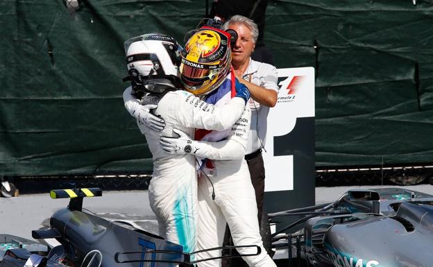 Lewis Hamilton celebra la victoria en el GP de Canadá con Bottas. 