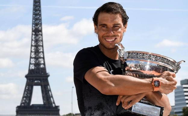 Nadal posa con la Copa de los Mosqueteros. 