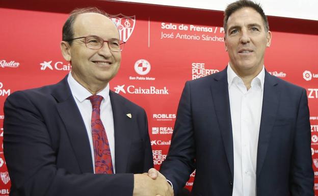 El presidente del Sevilla, José Castro, estrecha la mano de Eduardo 'Toto' Berizzo. 