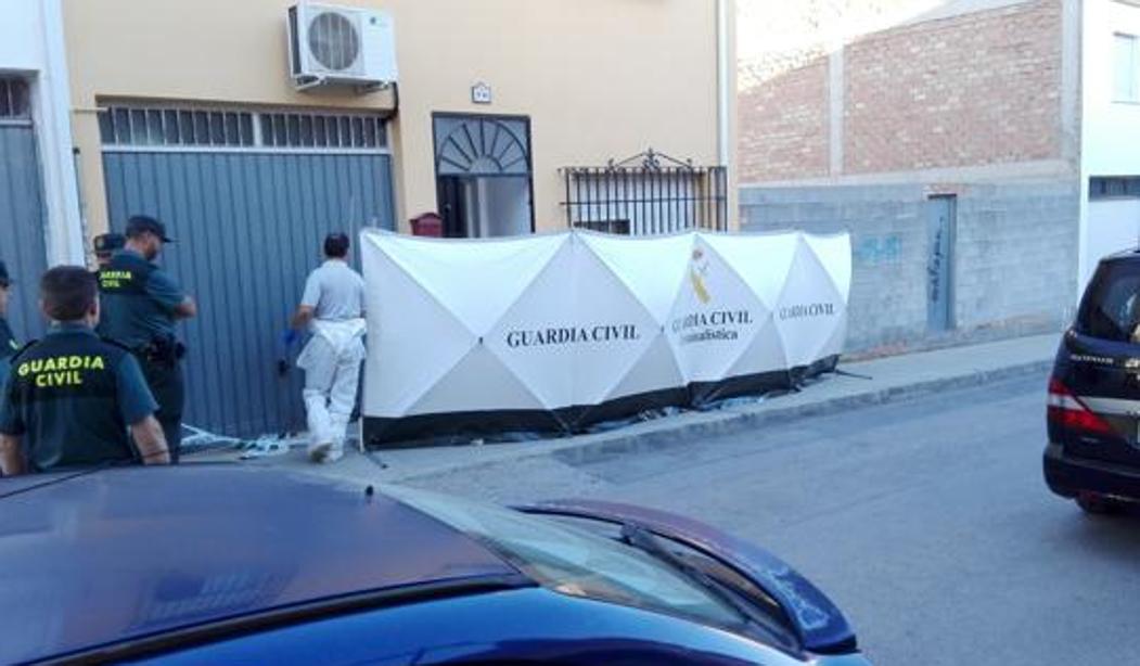 Agentes de la Guardia Civil, en el lugar en el que la mujer ha sido asesinada. 