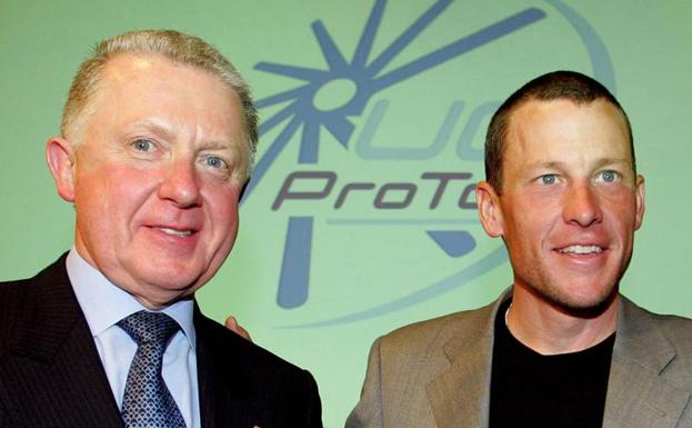 Hein Verbruggen (i) junto a Lance Armstrong. 