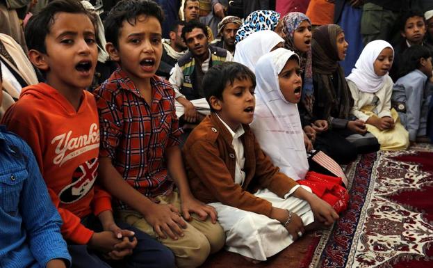 Niños aprenden a leer el Corán en Yemen. 