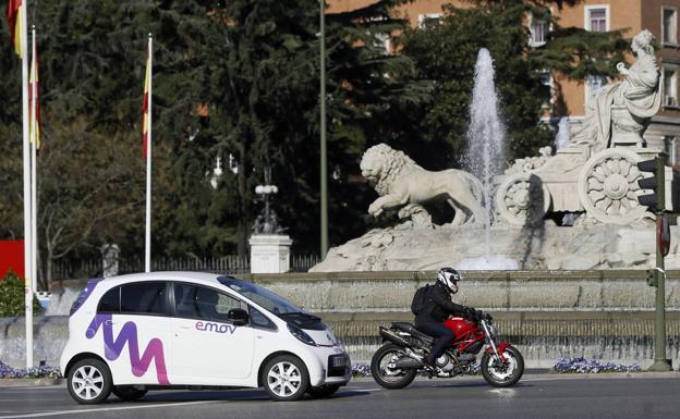 Tráfico junto a Cibeles madrileña. 