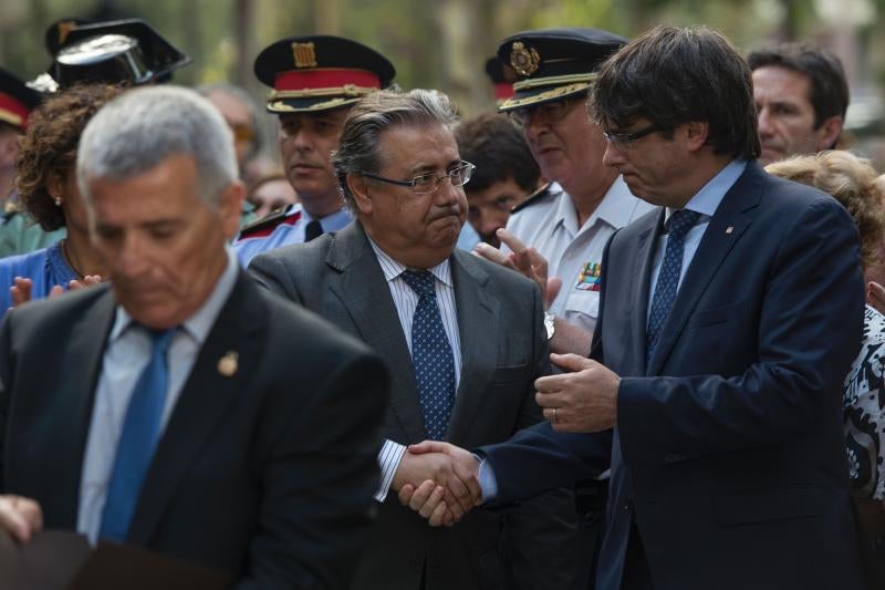 Zoido y Puigdemont, ayer, en el homenaje a las víctimas del atentado de Hipercor en Barcelona.