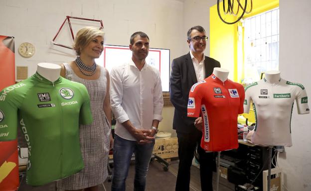 Monica Santini, el exciclista Óscar Pereiro y el director de la Vuelta a España, Javier Guillén (d), durante la presentación de los nuevos maillots de la Vuelta a España