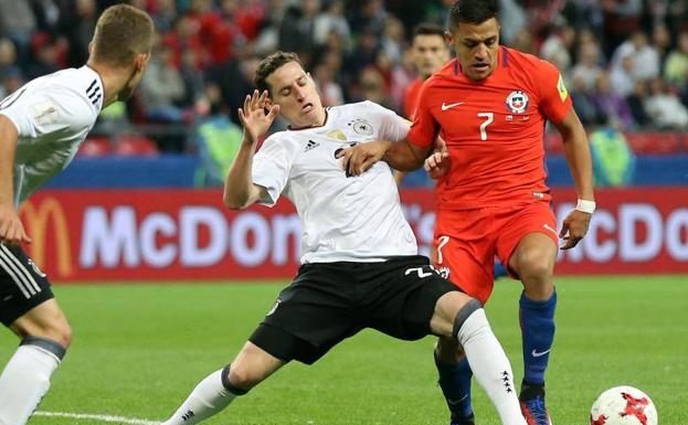 El chileno Alexis Sánchez penetra entre la zaga alemana.