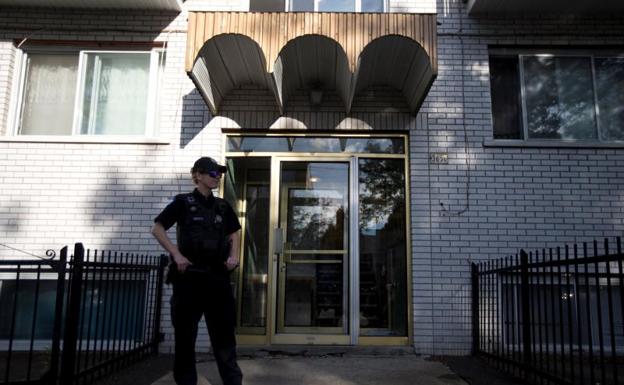 Un agente en la vivienda del atacante en Montreal, Canadá.