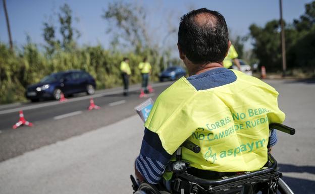 Un miembro de ASPAYM (Asociación de personas con Lesión Medular y otras discapacidades físicas) ha participado en un control en la carretera de El Saler. 
