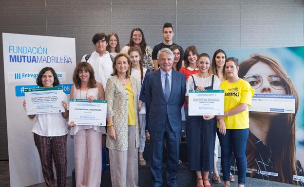 La delegada del Gobierno para la Violencia de Género, María José Ordóñez, y el presidente de Mutua Madrileña y su fundación, Ignacio Garralda, junto a los ganadores.