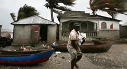 La furia del huracán 'Dean' se desata sobre Jamaica y amenaza México