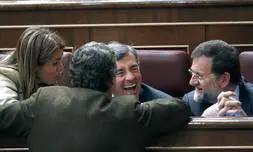 López Garrido, de espaldas, conversa en el hemiciclo con Sáenz de Santamaría, Acebes y Rajoy. / MANUEL H. DE LEÓN-EFE