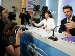 Alicia Sánchez y José Manuel Soria, encargados de redactar junto a San Gil -ausente- la ponencia política del PP, durante su comparencia ante la prensa. / J. LIZÓN-EFE