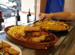 Barra de un establecimiento de comida preparada en Logroño. / L. R.