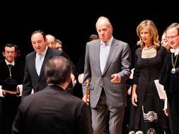 El Rey destaca el papel universitario «para la cohesión social de España» en su visita a la UR