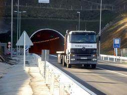 Crece el tráfico de vehículos pesados desde la apertura del túnel de Piqueras en la N-111