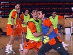 entrenando. Isaías Guardiola se eleva ante Gedeón y Jon Belaustegi. / juan marín