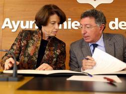 Tomás Santos e Inés Cassin, en la firma del convenio esta mañana./J.MARÍN