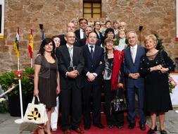 Imagen de Pedro Sanz y José Ignacio Ceniceros con los premiados en el Día de La Rioja 2009./JUSTO RODRÍGUEZ