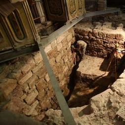 Varias imágenes de los hallazgos arqueológicos encontrados en el Monasterio de Yuso./FERNANDO DÍAZ Y JUAN MARÍN