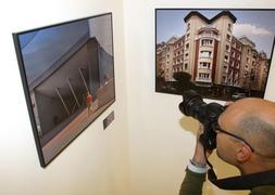 Un reportero gráfico toma imágenes de la exposición de fotografía. / JUAN MARÍN