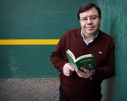 Marcelino Izquierdo posa con su libro en un frontón de Logroño y (debajo) con el editor Diego Marín, Titín y Mayte Ciriza, en su presentación en Ibercaja. / J. RODRÍGUEZ/D. URIEL