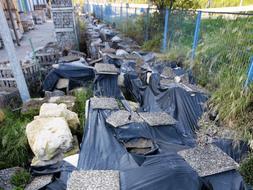 Los restos se almacenan cubiertos por una lona. ::                             JUSTO RODRÍGUEZ