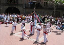 IER y Cultura presentan el libro que  recoge todo el folklore y tradiciones populares La Rioja