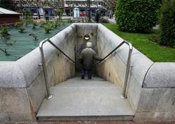 Un paseante desciende por las escaleras a los baños de caballeros de El Espolón. ::                             JUSTO RODRÍGUEZ