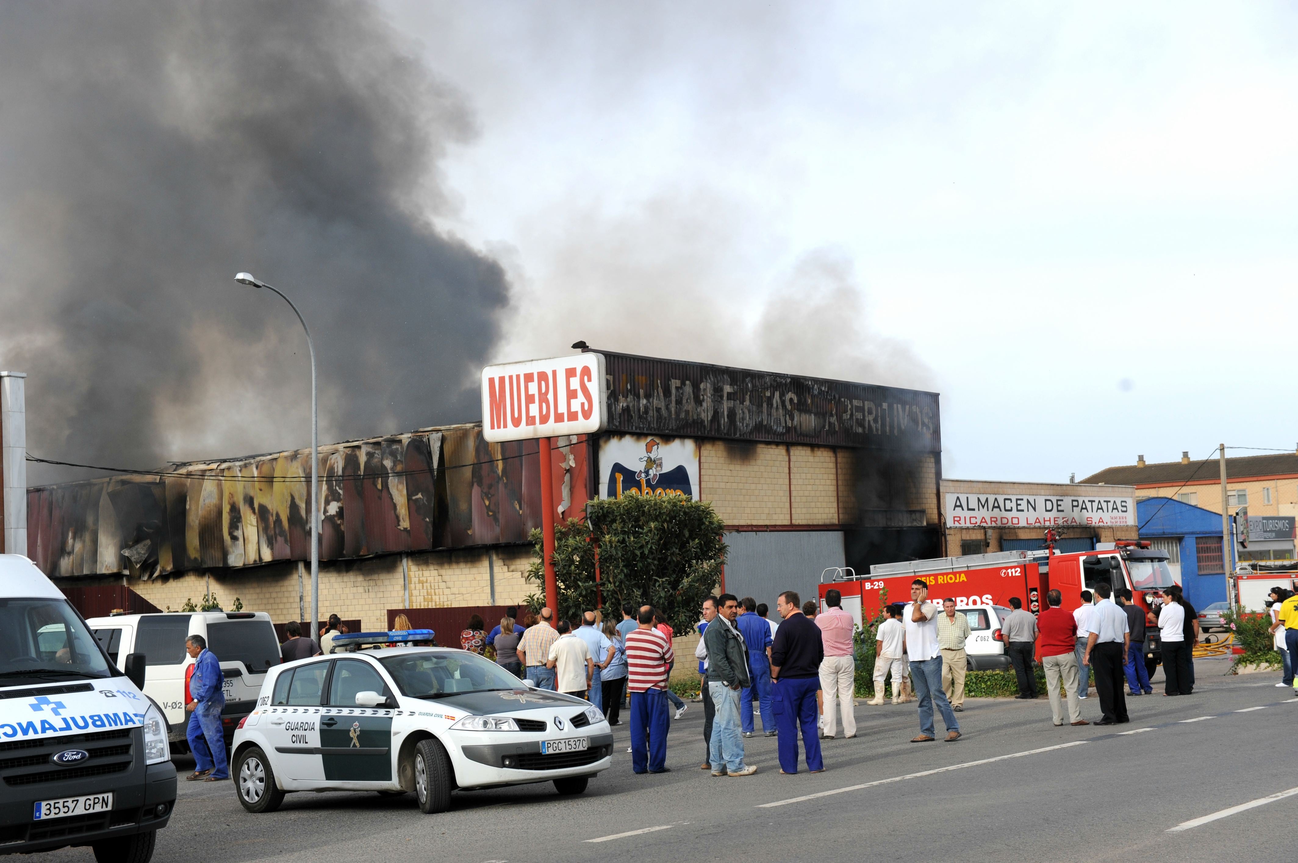 Fallece una trabajadora de 25 años en el incendio de la fábrica de Patatas Lahera en Alesón