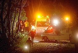 Los equipos de asistencia, ayer en la orilla del Ebro // JUAN MARÍN