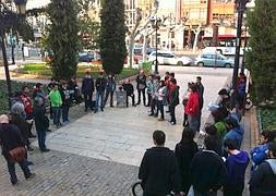 Estudiantes concentrados hoy en el Sagasta // L.J.R.