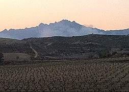 La humareda vista desde la carretera que va al Villar. /SONIA TERCERO