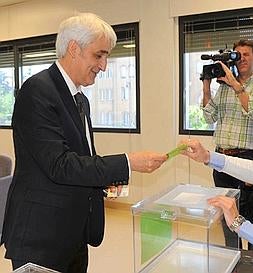 Vadillo deposita su voto. ::                         M.HERREROS