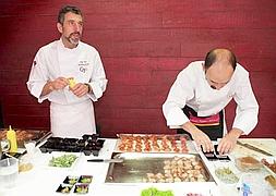 Dos cocineros participantes en la jornada gastronómica. / S. TERCERO