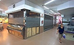 El Mercado Murrieta abre sus puertas cada día presentando la mitad de sus puestos con las persianas bajadas::                J. M.