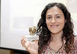 Salima Iturrioz con el primer premio del concurso, la 'Peonza dorada'. ::                         SONIA TERCERO