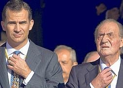 El Rey Juan Carlos y el Príncipe Felipe salen del Congreso tras el acto de apertura de la legislatura en diciembre pasado. ::                         EMILIO NARANJO / EFE