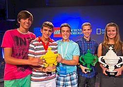 A la izquierda, Sergio Pascual, Marcos Ochoa,y Iván Hervías, ganadores del premio Google, posan con el trofeo