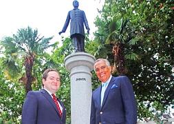 Ante el tatarabuelo. Contreras y Merino posan ante la estatua de Sagasta, en Logroño./JONATHAN HERREROS