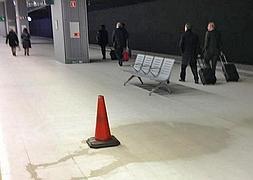 El cono señala la zona encharcada. / DANIEL MENCHACA/twitter