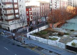 La parcela ya no muestra el cartel en el que se publicitaba la próxima construcción incluso ofreciendo datos de ventas. / JONATHAN HERREROS