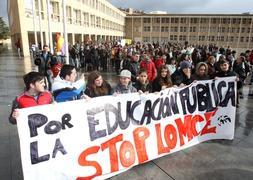 Los estudiantes han comenzado la manifestación en la plaza del Ayuntamiento. / JUAN MARÍN