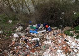 Vertido incontrolado en El Cortijo, justo donde llegan las aguas residuales procedentes desde la EDAR al río Ebro. ::    MIGUEL HERREROS