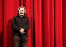 Ricardo Romanos, delante del telón del Teatro Bretón de Logroño. / JUSTO RODRÍGUEZ