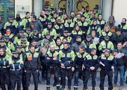 'Hoy trabajamos obligados por resolución de Alcaldía', podía leerse en pegatinas para la ocasión. ::     S. T.