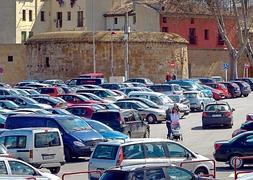 El supuesto aparcamiento «provisional» de Valbuena con el Cubo del Revellín, de lo poco que prosperó del proyecto original de principios del 2000, al fondo. ::                         JUSTO RODRÍGUEZ