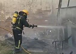 Incendio en una empresa del polígono de La Portalada
