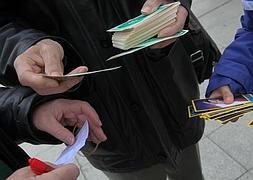 Decenas de personas se agrupan aquí y allá formando corros en busca del cromo que les falta.  ::                         SONIA TERCERO