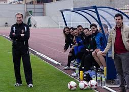 El banquillo del Haro Deportivo posa con alegría antes de comenzar el partido de ida en El Mazo ante el Sariñena. ::                                                DONÉZAR